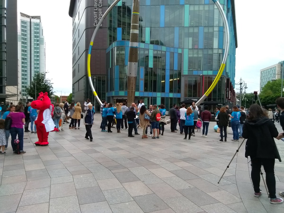 Great turnout for soapbox science today <a href="/SS_Cardiff/">Soapbox Science CF</a> had a fun time helping out and listening to all the great speakers. Thanks everyone! :D