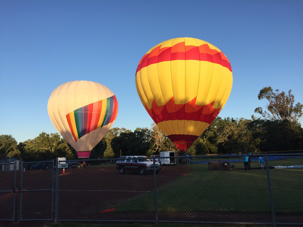 cgoodyjenks's tweet photo. Beautiful morning for the sonoma county hot air balloon classic #schabc https://t.co/iy9hZfxKAH