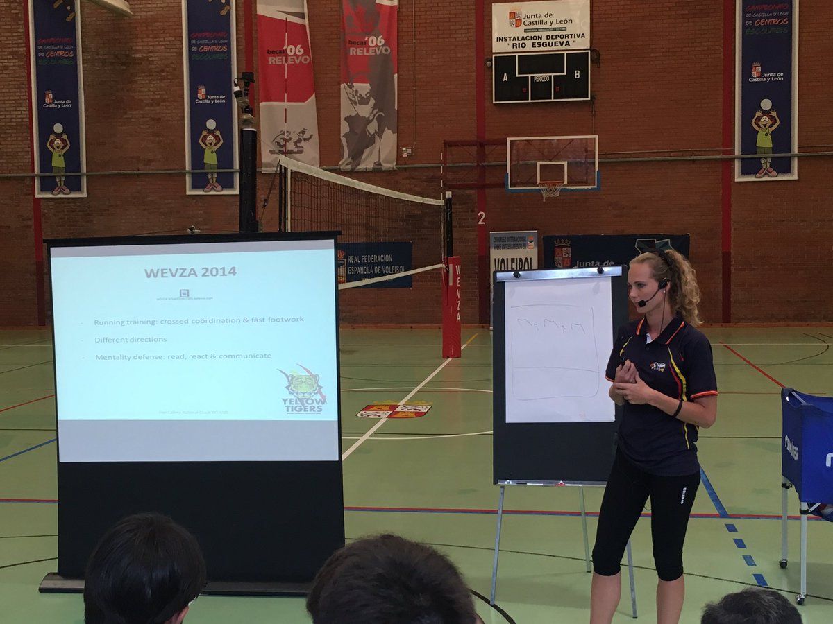<a href="/callens_fien/">Fien Callens</a> #volleyball  🏐seminary, nice work about defense  #Valladolid #Spain