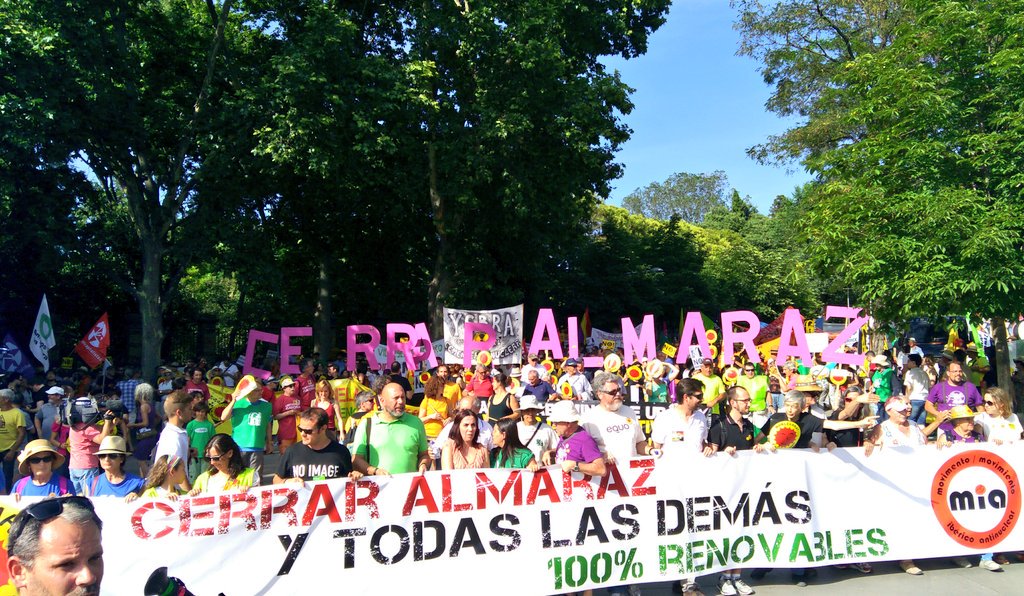 Redbelate_EUPV's tweet photo. Cerrar Almaraz y todas las demás! 100% renovables #IberiaAntinuclear arranca en Atocha #CierreNuclearYA https://t.co/Z8EKmd0GhI