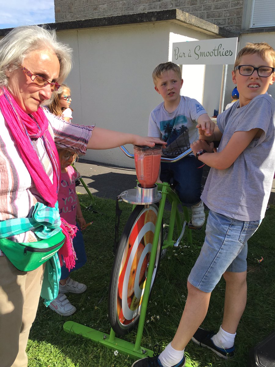 avranches_infos's tweet photo. Fête de quartier la Turfaudière à #Avranches
Stands de sensibilisation au tri des déchets de la #CAMSMN et @EID_GRAPE + bar à smoothies https://t.co/LrbfCN4sK3