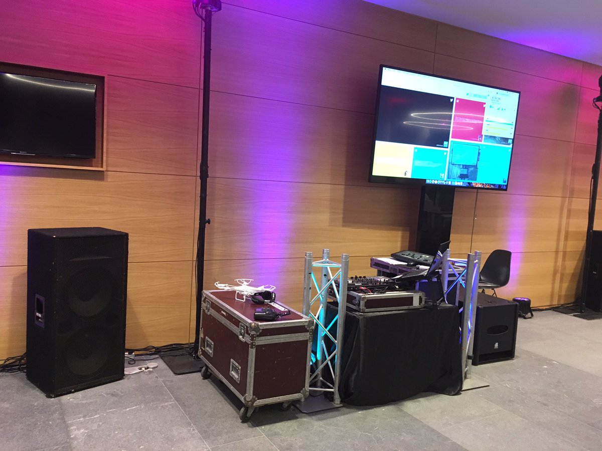 Bobby20170609's tweet photo. On a fait du machine learning avec le dj et à présent , il peut picoler #internationalhackathon #InternationalHackathon #lux https://t.co/vJNrnQzt1e