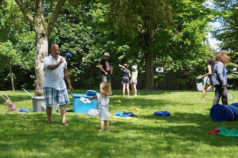 FONkitchener's tweet photo. Great to see our Neighbourhood Activity Trunks bringing #FUNwithFON to Cloverdale Park! #NeighboursDay https://t.co/lcrDWUgVkd