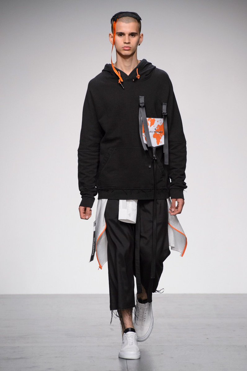 VesqueMag's tweet photo. Tourne de Transmission Spring/Summer '18

#TournedeTransmission #VesqueMag #SS18 #LFWM

https://t.co/476KjcbEcg https://t.co/HICwQZOBPP