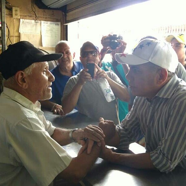 manuelrosalesg's tweet photo. En la zona comercial y Mercado Municipal de Mene Grande, escuchando al pueblo de Baralt que exige respeto a sus derechos constitucionales. https://t.co/MfOV6Ok9PD