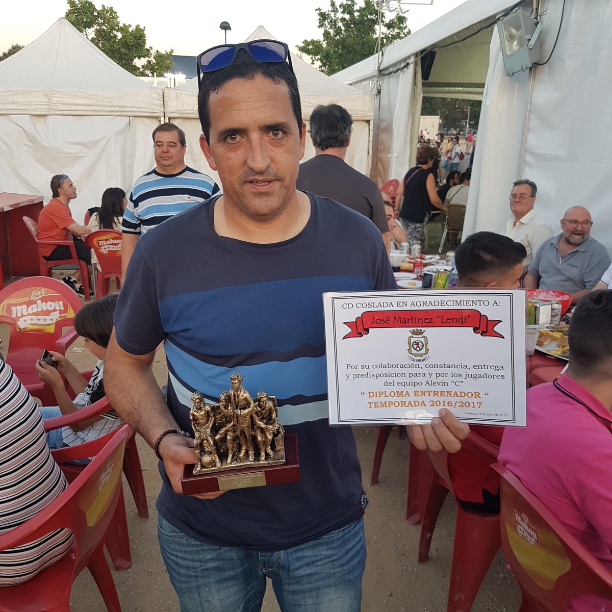 CD_Coslada's tweet photo. @Albertodelucasv y @lendi1965 han recibido el reconocimiento del club por su trabajo y dedicación por encima de los resultados.¡Enhorabuena! https://t.co/2flh3NhcHU