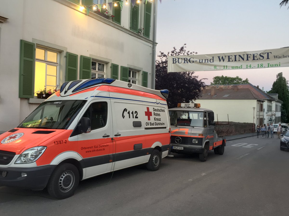 Wieder im Einsatz in #Wachenheim beim #BurgUndWeinfest.

Macht langsam! Wir freuen uns, wenn es ruhig bleibt 😎

#DRK #Ehrenamt #SAN