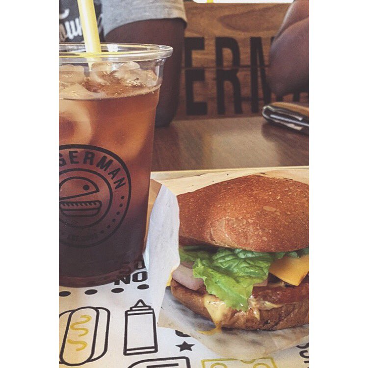 nareshcumar's tweet photo. Tried out BBQ Chicken burger and Bourbon ale Iced tea from @iam_burgerman. ✌🏻 https://t.co/nO0yQWwlRM