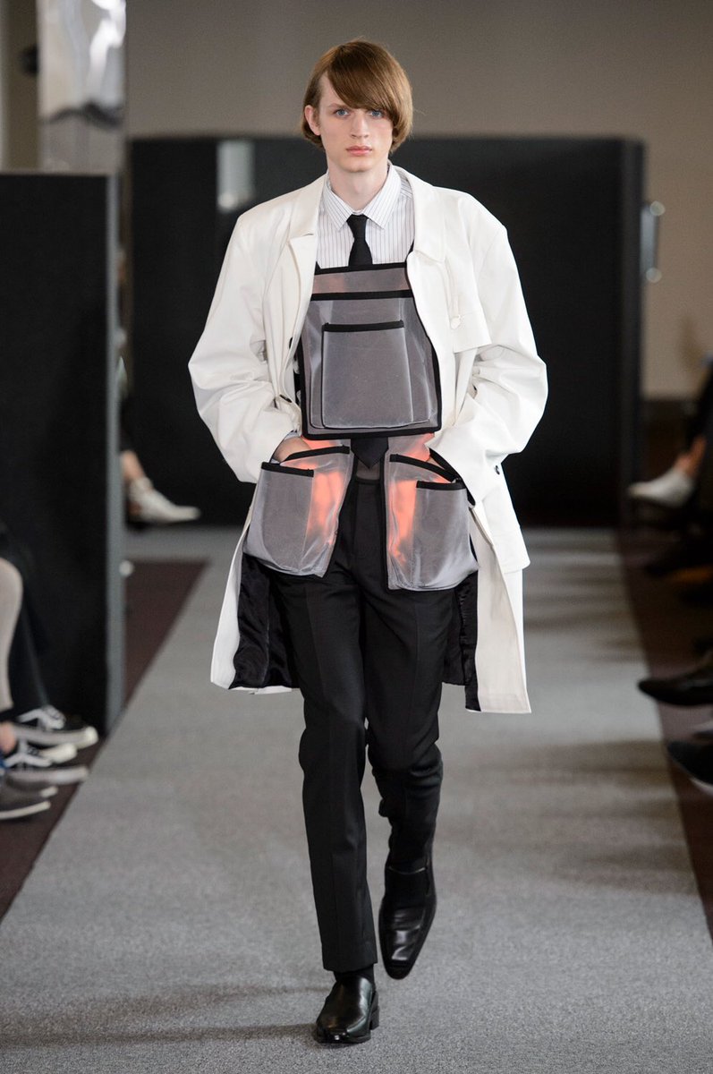VesqueMag's tweet photo. Xander Zhou Spring/Summer '18

#XanderZhou #VesqueMag #SS18 #LFWM 

https://t.co/TVSBZS39hL https://t.co/oHphsaK9yy