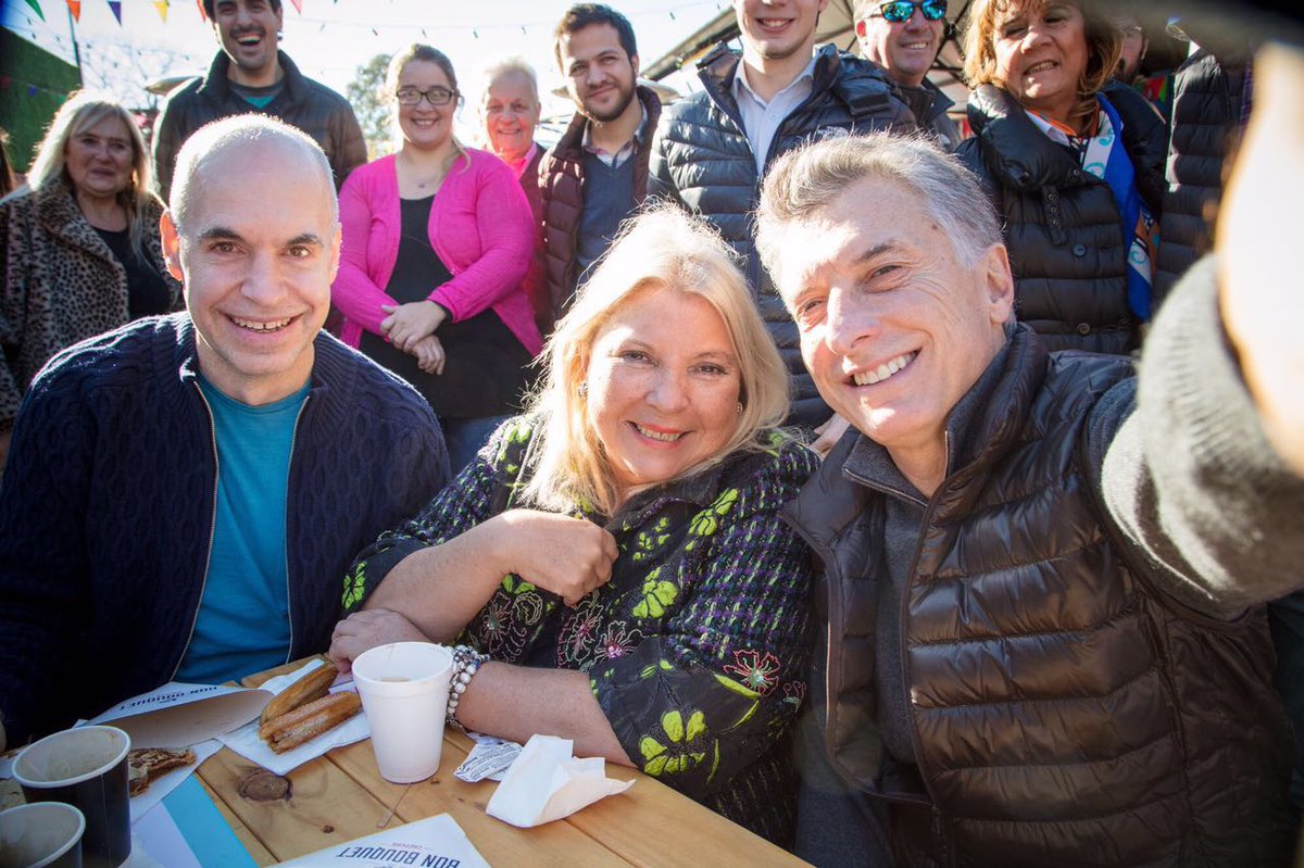 elisacarrio's tweet photo. #VamosJuntos con estos dos churros!! @mauriciomacri @horaciorlarreta https://t.co/h2NGC856Ud