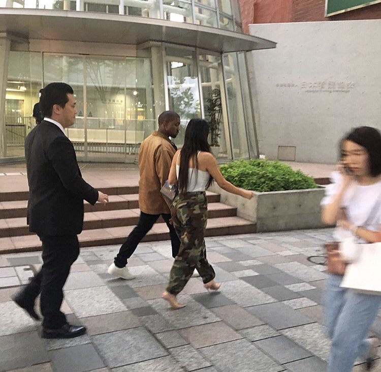 TeamKanyeDaily's tweet image. Fan taken photos of Kanye and Kim in Tokyo, Japan today. 🇯🇵