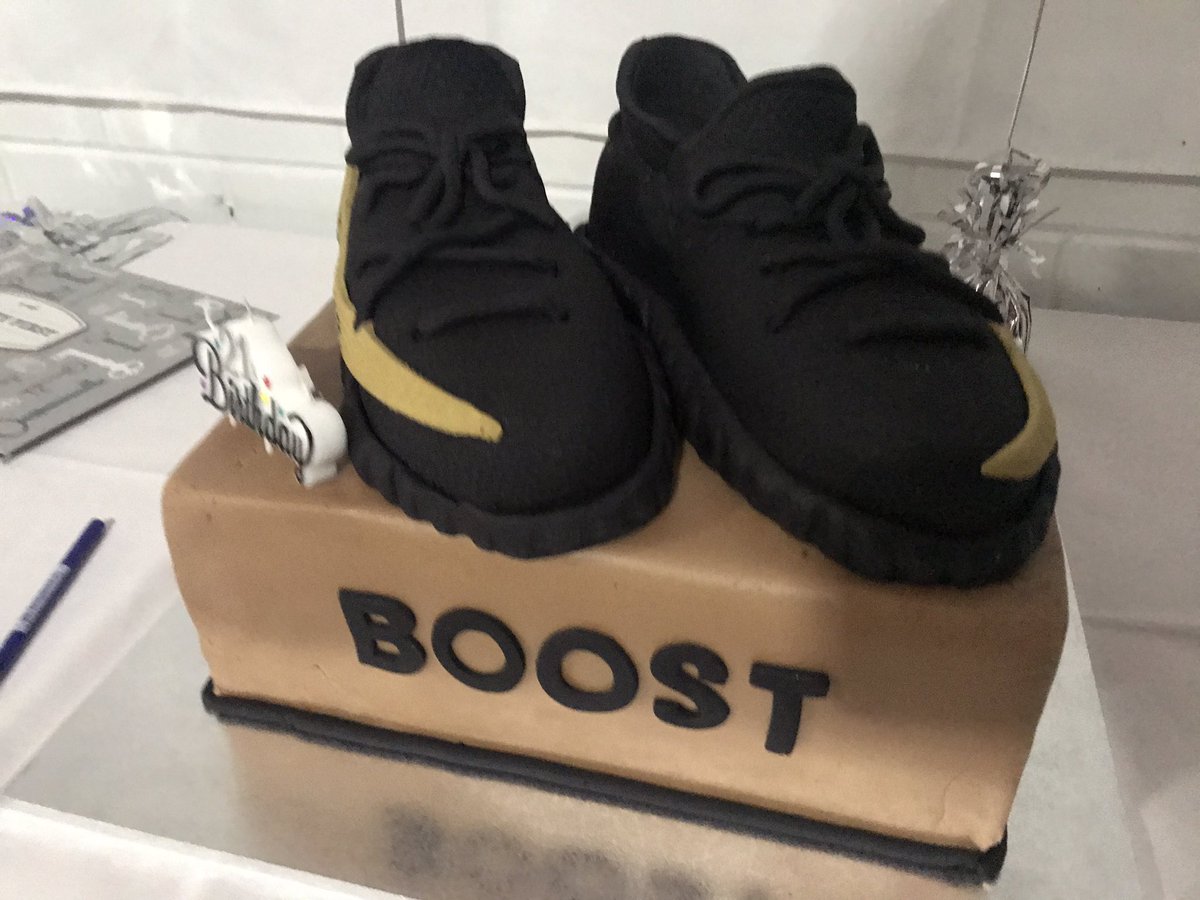darroneggins's tweet photo. mum surprised me with a cake for my bday celebrations. issa lit cake https://t.co/dk46DPLKXG