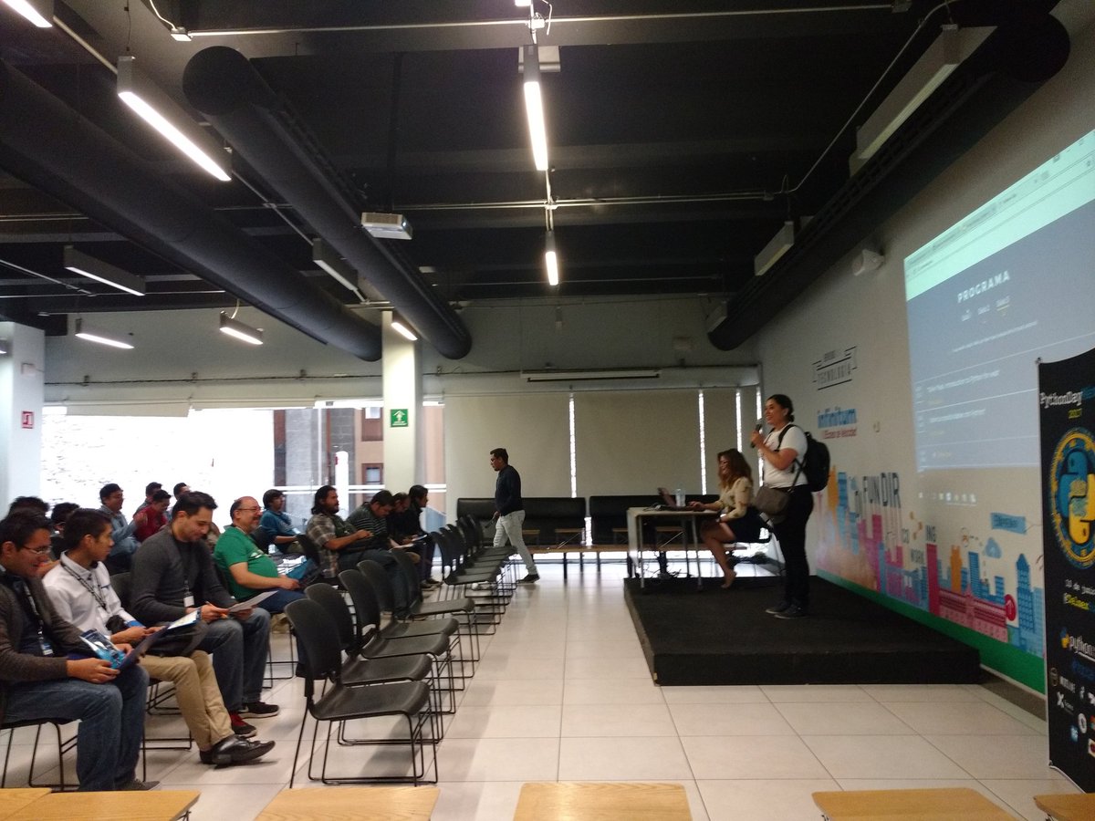 sirYuls's tweet image. @_mayela cantando en el #PythonDayMx17