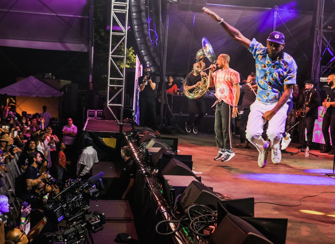 okayplayer's tweet photo. Yup, we're still over here swooning over these amazing #RootPicnic moments: https://t.co/X36QRMTb6x https://t.co/0PxQyy662D