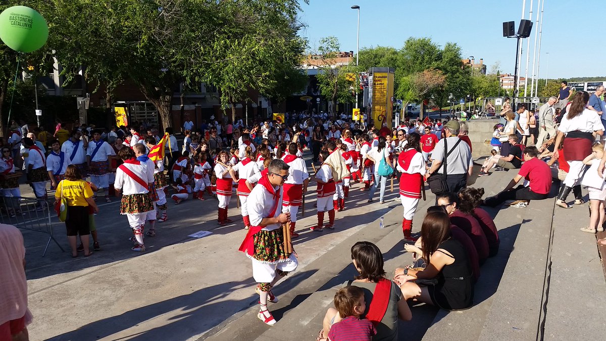 Esperant veure ballar les 54 colles bastoneres i celebrant els 25 anys de la colla local. Això serà el no va mas!