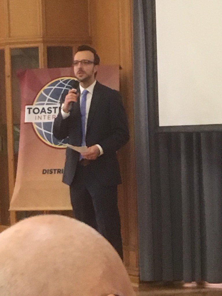 DivB director Nils Erzinger from #Raconteurs addresses incoming club officers @ Royal Roads #d21act #toastmasters