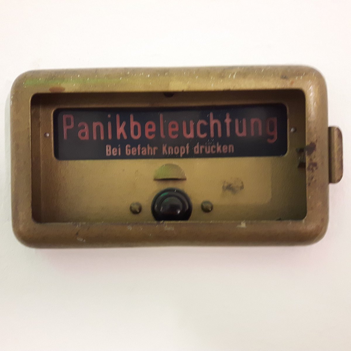 AnkeKnafla's tweet photo. Matthäus Kirche #Frankfurt Gallus. Vintage pur. Chor Swenskton schwelgt in Klängen. https://t.co/ZfNmxMzus7