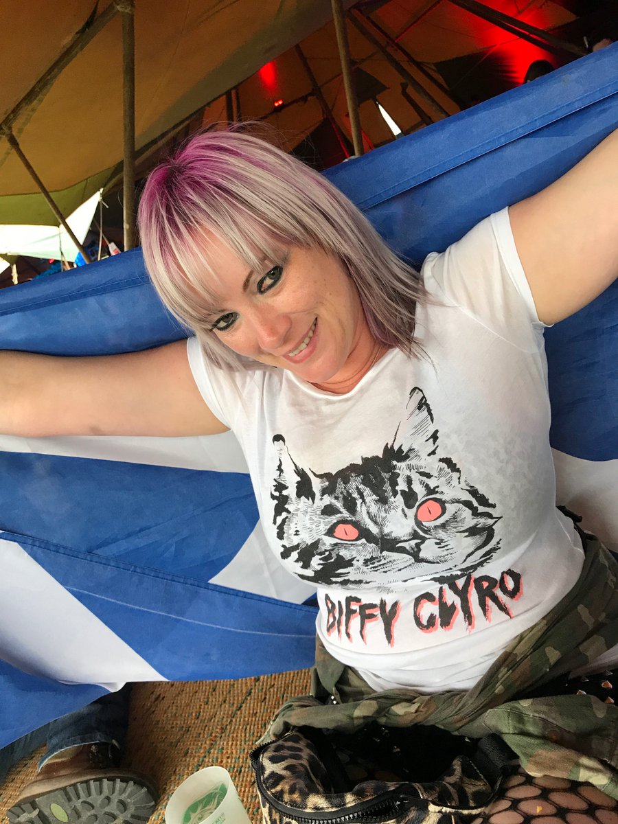 Wee_Lyn's tweet photo. Waiting on @BiffyClyro 🤘😝 #DL2017 #BIFFYFUCKINGCLYRO @Gillian_L_Kirk https://t.co/FzElIeEjNT