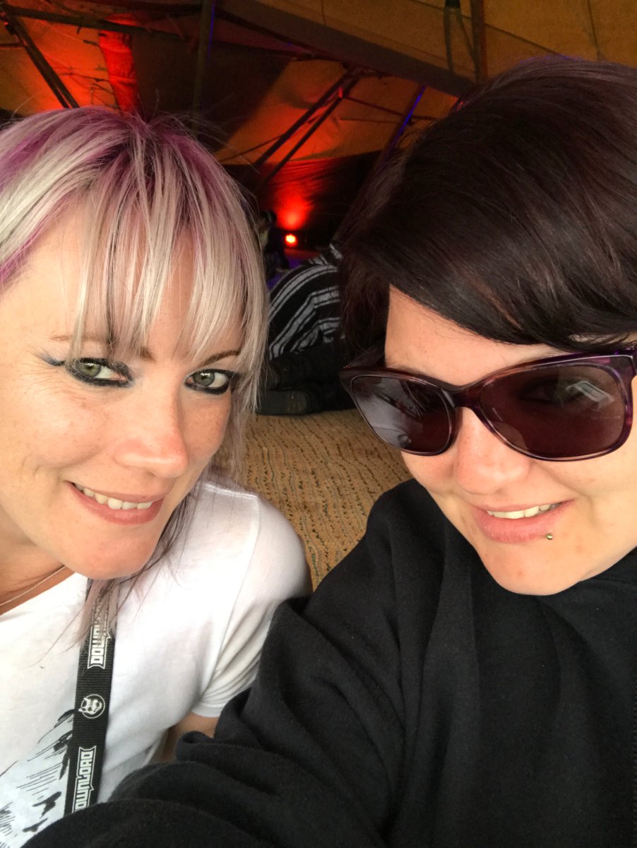 Wee_Lyn's tweet photo. Waiting on @BiffyClyro 🤘😝 #DL2017 #BIFFYFUCKINGCLYRO @Gillian_L_Kirk https://t.co/FzElIeEjNT