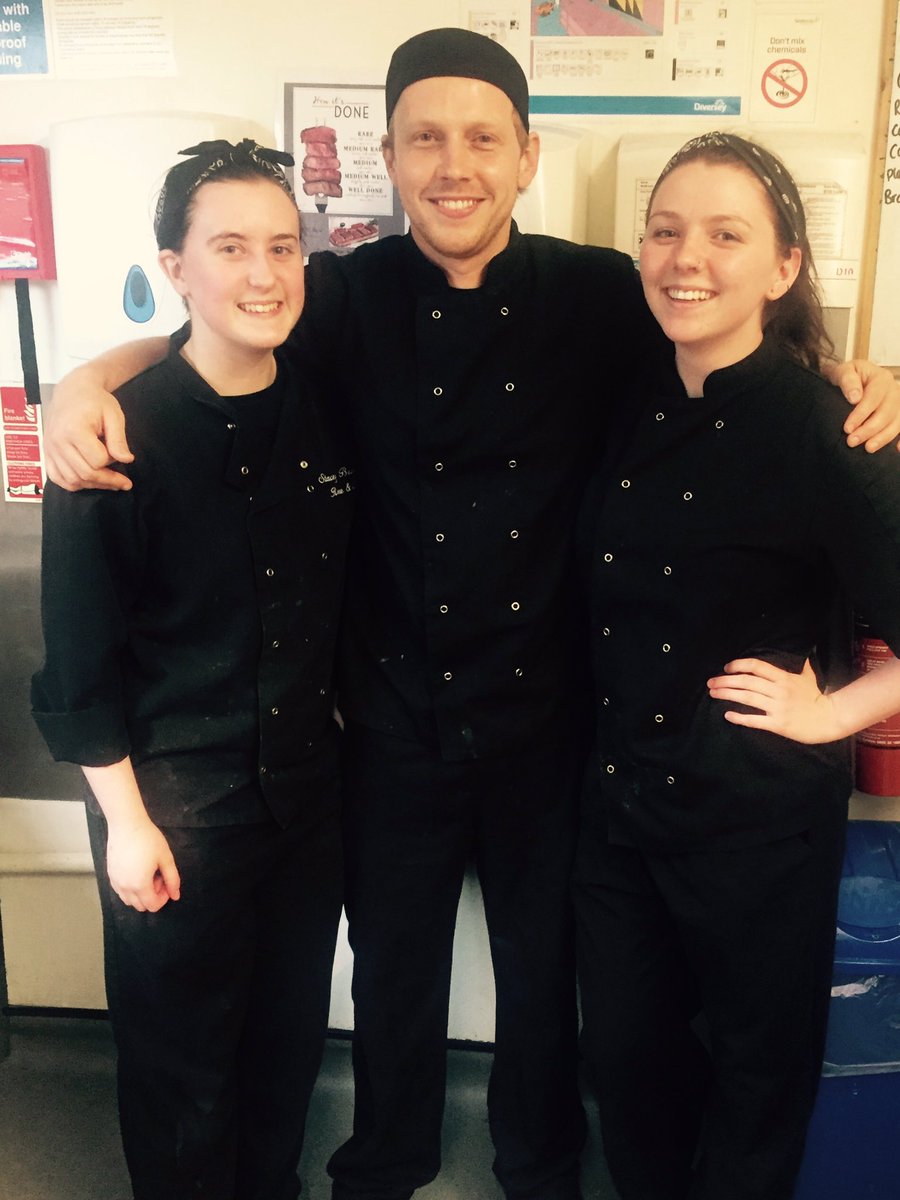 RoseAndCrown_'s tweet photo. @ioanlewisr and our lovely two ladies in the kitchen this weekend #cheflife #dreamteam #missingkev #developingtalent #roseandcrownfamily https://t.co/AIQ1Ivytnb