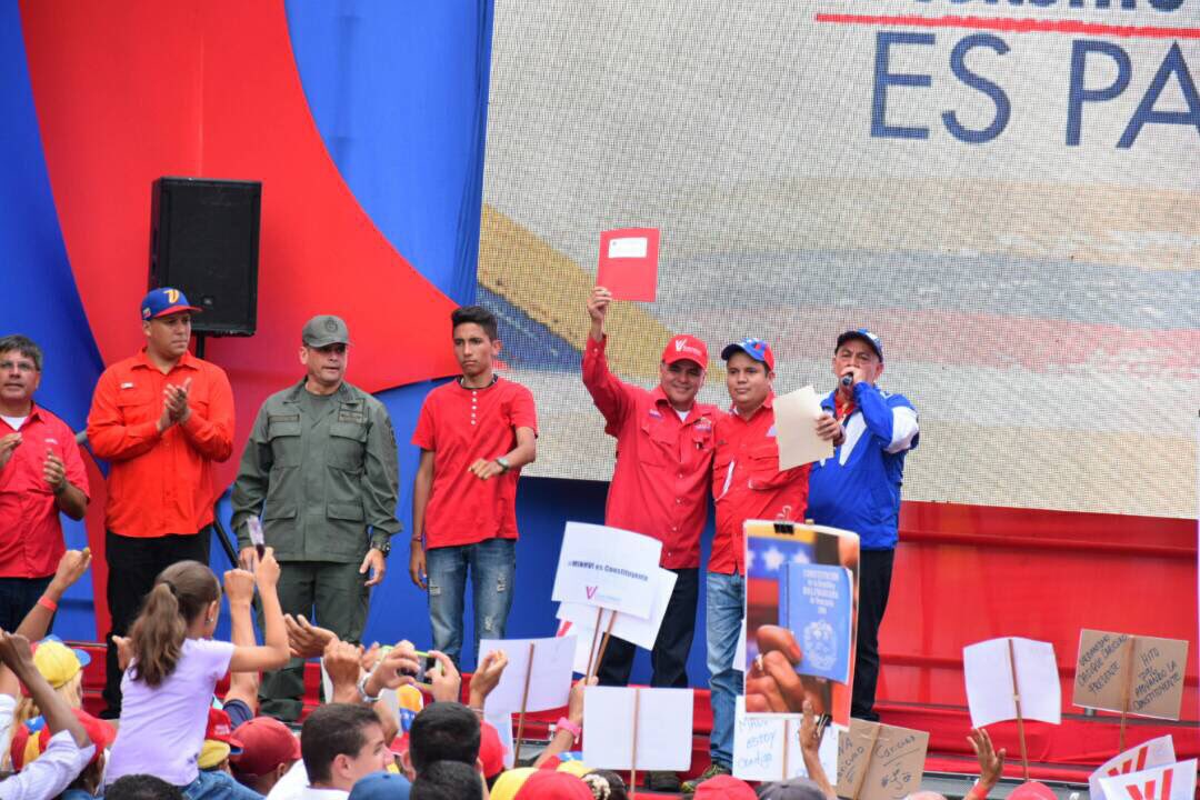 Minhvi_GestionS's tweet image. Ministro @MQuevedoF: ¡La Constituyente sí va Venezuela y así defendemos a la GMVV! #PuebloConstituyente #DaleUnChanceALaPaz
@NicolasMaduro