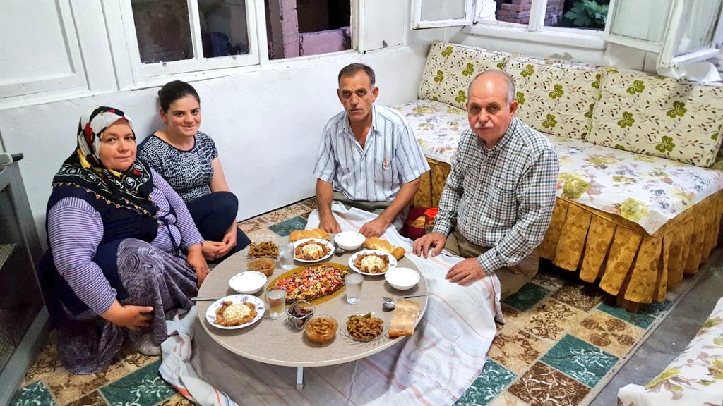 İlçe bşk <a href="/Yesiltas01/">Abdurrahman Yeşiltaş</a> koordinatörlüğünde döşeme mahallesinde Osman Uğur kardeşimizin evinde çatkapı iftaryaptık Allah kabul etsin <a href="/omerrcelik/">Ömer Çelik</a>