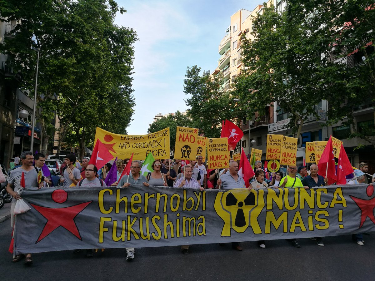 yayoflautas's tweet photo. Decenas de colectivos, varios portugueses, en mani #IberiaAntinuclear. Advierten: Hoy pasivo, mañana radiactivo. #CierreNuclearYa https://t.co/KsHCndL7Td