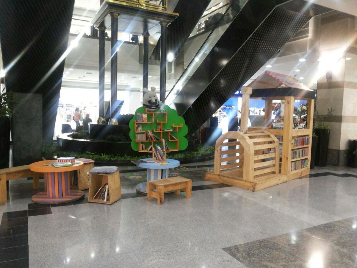 ¡Atentos! Si intercambian un libro en Biblioteca Libre del @AltoLasCondes les regalarán GRATIS un cupón para usar la App Kidint. #Santiago