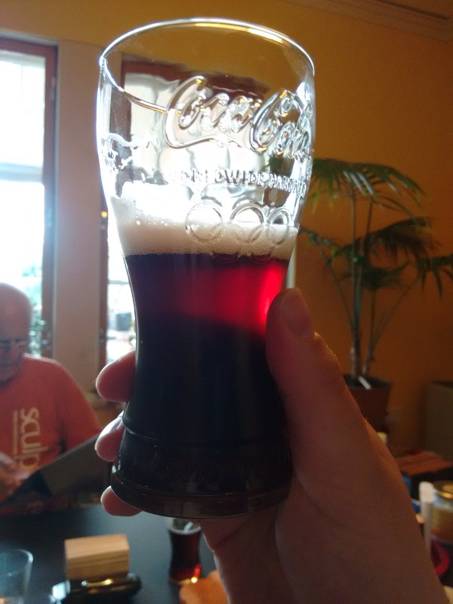 Vierteen jäähtymistä odotellessa korkattiin yhdet vanhaa Osmotarta.