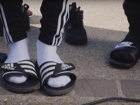 20Minutes's tweet photo. Stop, on arrête tout, la mode des claquettes-chaussettes est sur le point de revenir https://t.co/B5rVZhL8Ib https://t.co/xrVIhszBqw