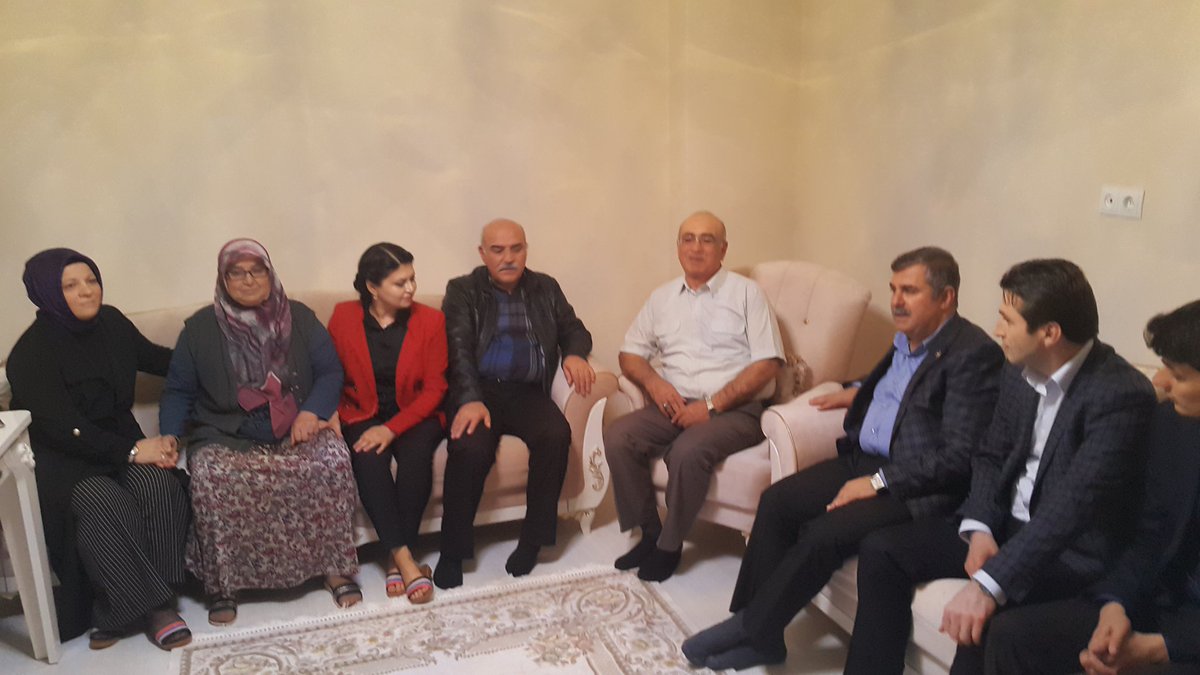 Vali Hasan Îpek,Durağan'da iftar programı sonrası Durağan' lı şehit Polis Memuru Hakan Tanrıkulu'nun ailesini ziyaret etti.