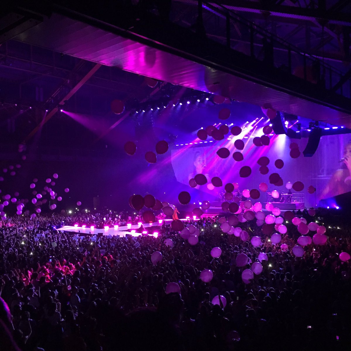 gomezgrandelit's tweet image. these dwt stage setups look like heaven itself WOW. 🔥#DWTLyon