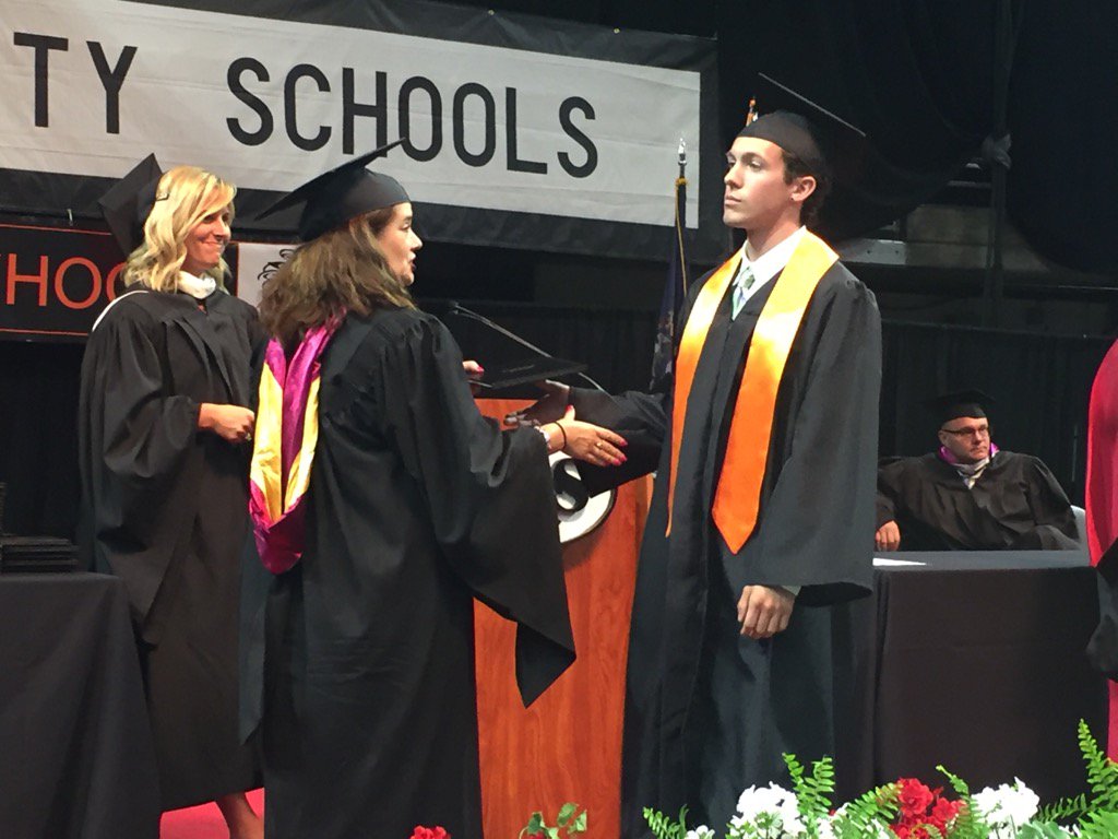 uticaschools's tweet photo. Nearly 400 Chieftains are now receiving their diplomas! #ucs17 https://t.co/MoCIyoJdCB