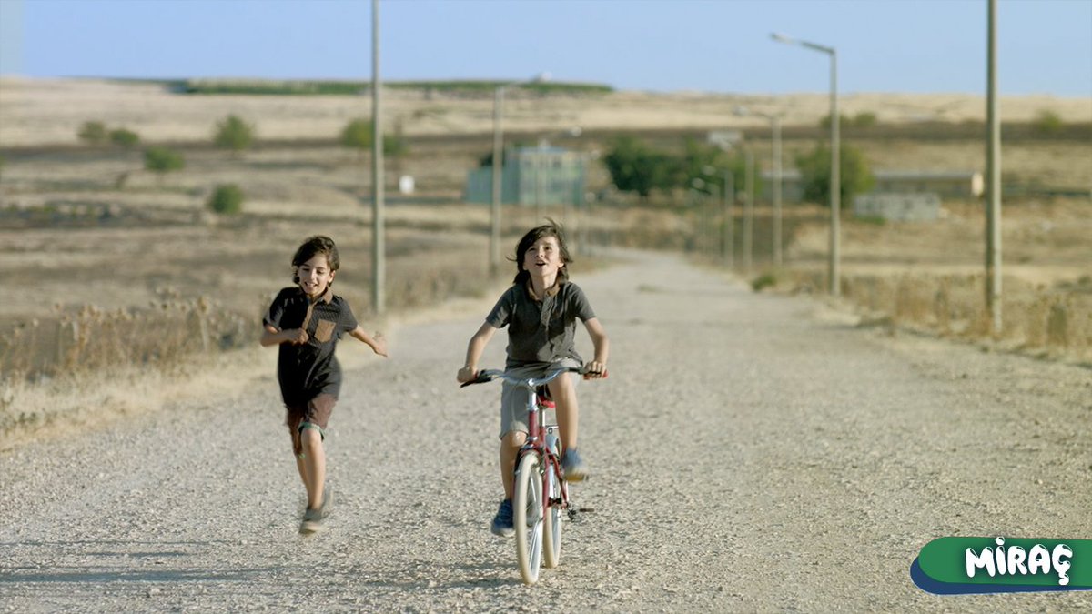 Sehen Yusuf und Ali den Imam beim Beten. Sie glauben, dass er mit Ahmet spricht und beschließen auch Imame zu werden.

#Miraç in den Kinos!