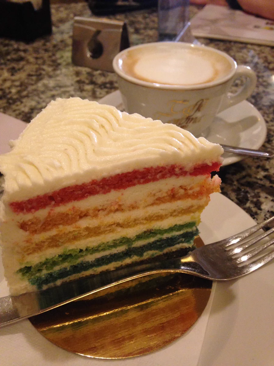 食べたからのお楽しみ？wwマルタ島で食べたカラフルケーキの味w