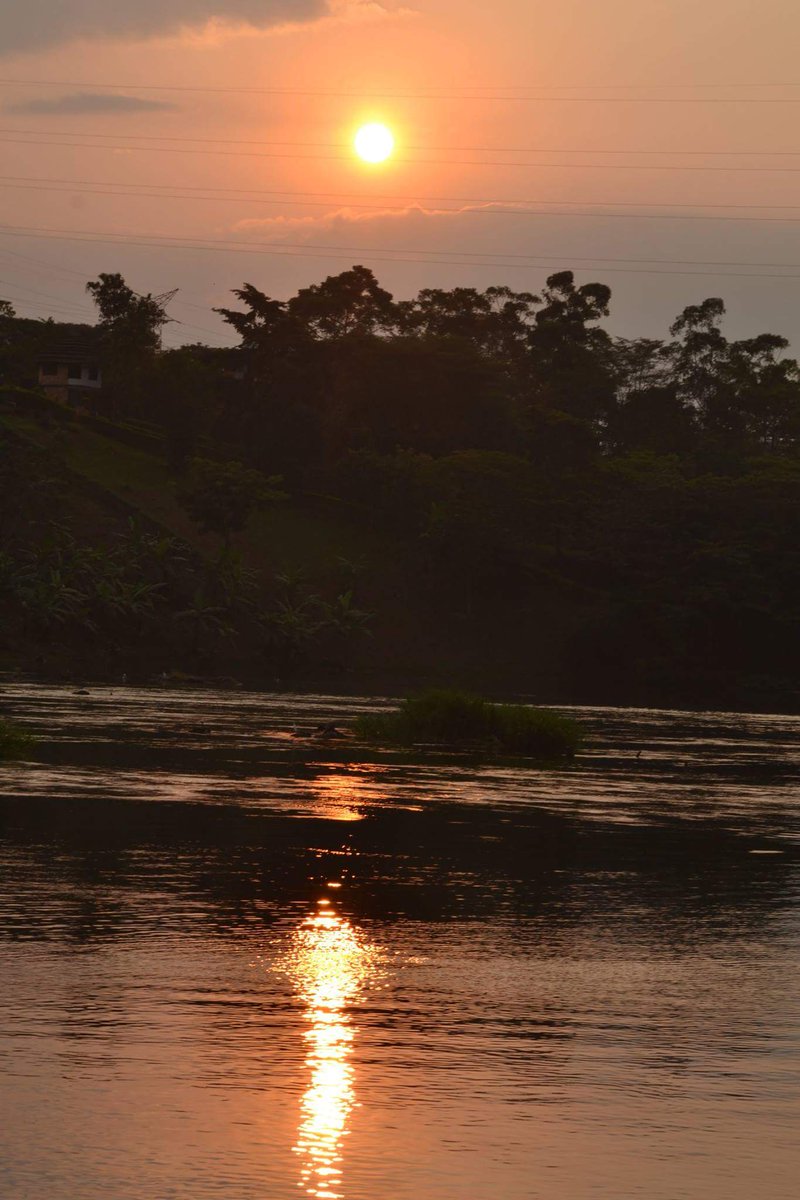 EDXTravel's tweet photo. It feels like God visits every part on earth but lives in Uganda. The alluring Sunset kissing #RiverNile will leave u in awe 📷  BrianMugume https://t.co/3jQrbHrO4Z