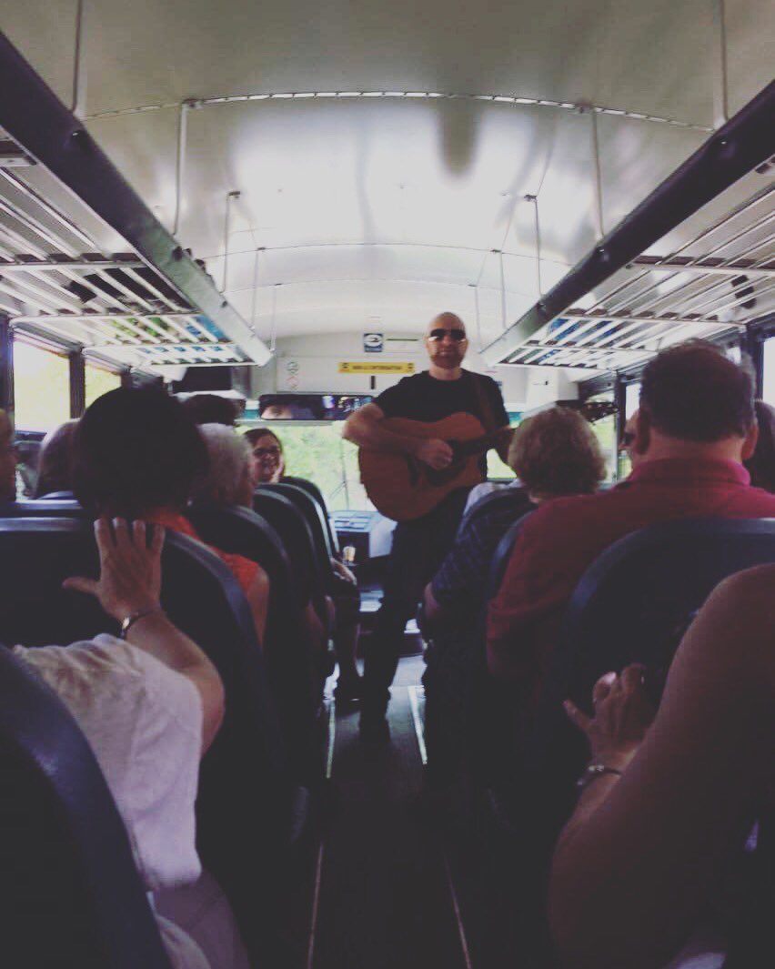 Prestation de <a href="/Amosjoannides/">Amos J.</a> dans un autobus! 🎸🚌