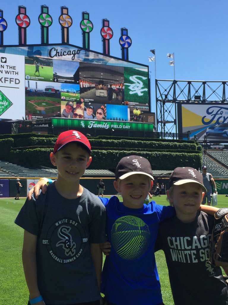 WHITE_SOX_RULE's tweet photo. #SOXFFD Evergreen Park boys John, Brody, & Jack https://t.co/P2JqSuuFY2