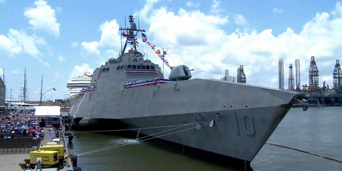 Welcome to the #USNavy's fleet! #BREAKING: #USSGabrielleGiffords #LCS10 commissioned in @CityofGalveston - go.usa.gov/xNyVA