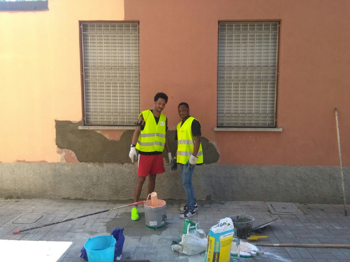 comunicazionemm's tweet photo. #MMCasa - Grazie ai rifugiati e con la collaborazione degli inquilini si sistemano gli stabili gestiti da MM di via Cogne 8/11 https://t.co/TRRLAfgltW