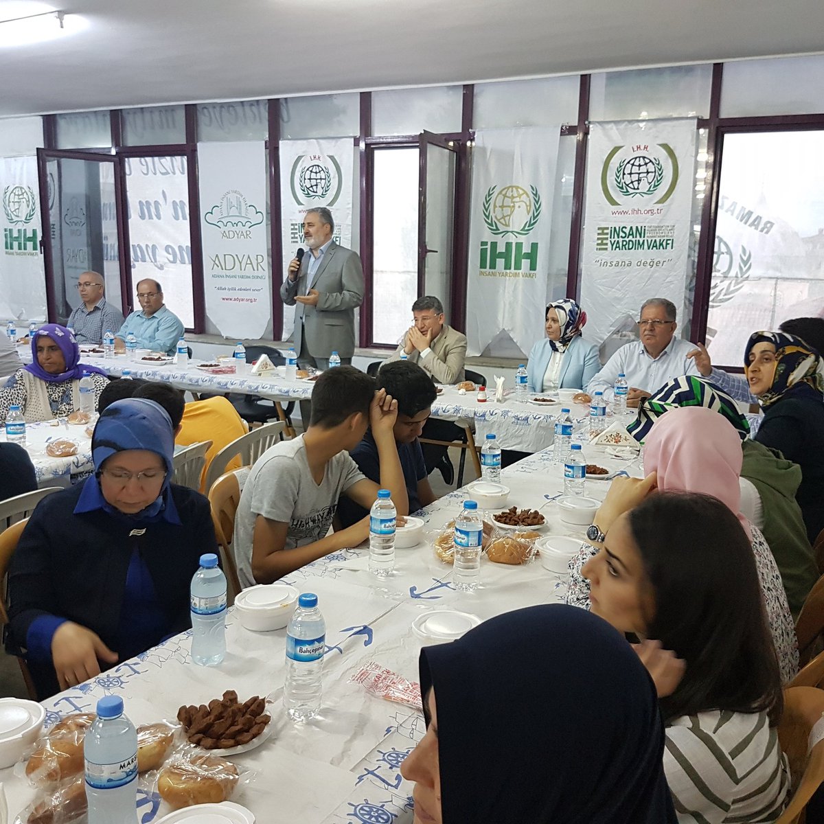 sevilcan8's tweet photo. #DünyaYetimlerGünü adına düzenlenen İHH'nın iftar programında yetimler ve aileleri ile biraraya geldik https://t.co/M6qqRrQBF2