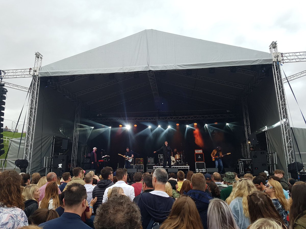 LewScott97's tweet image. Class set from @Reverend_Makers at #TidalWaves in Bridlington! 🏖🎶