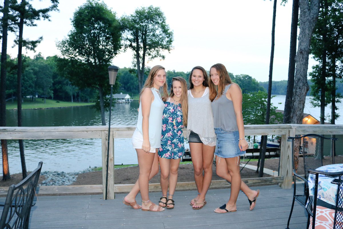emzcaroline's tweet photo. #NationalBestFriendsDay luvv my girls💓 https://t.co/kQLY2FUAp2