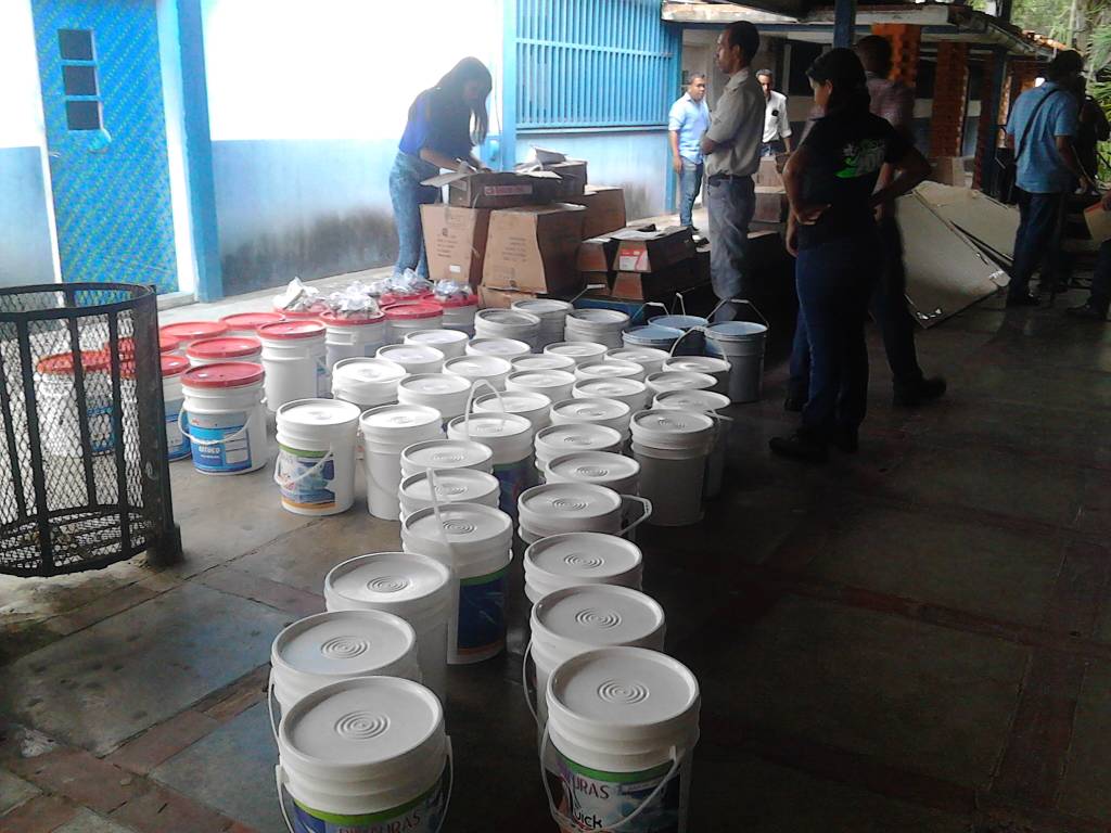 UTCarabobo's tweet photo. Plan Cayapa en marcha Carabobo! La revolución construye mientras la derecha destruye.. @Mppeuct @UTCarabobo @ipostelaldia UC y estudiantes https://t.co/N9u4MOicjC