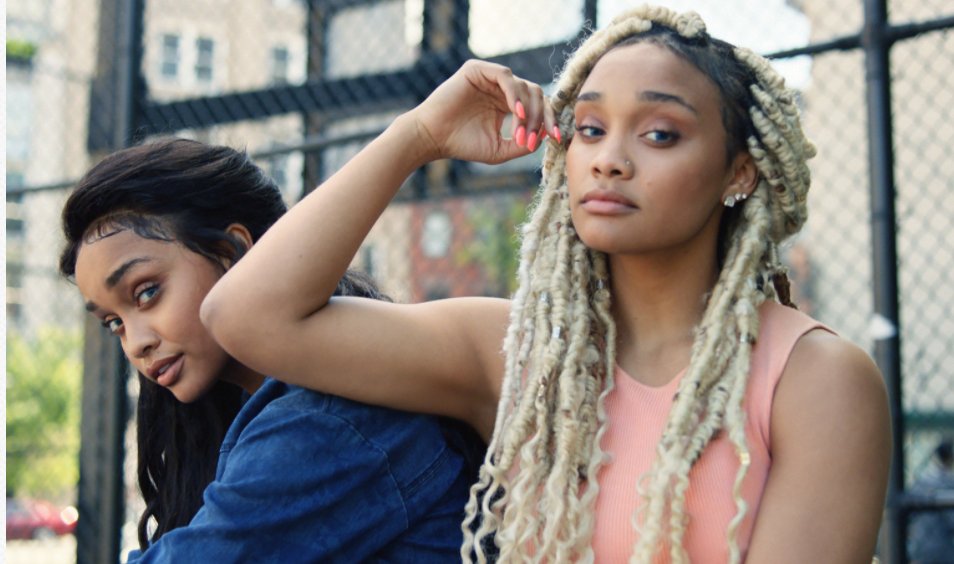 eBayNewsroom's tweet image. Want perfect style on the court &amp;amp; behind the mic? Talented twins @IIGonZ_ share fave pieces: ebay.to/2r5L8GR #FillYourCartWithColor