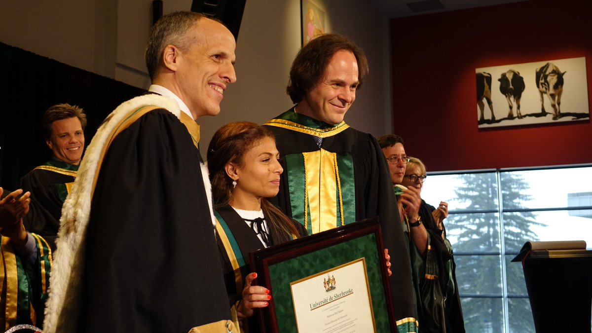 ChristinBureau's tweet photo. Ensaf Haidar, émue, reçoit le doctorat d'honneur de l'UdeS au nom de son mari #raifbadawi sous les applaudissements #rces https://t.co/MzZIAPyx5S
