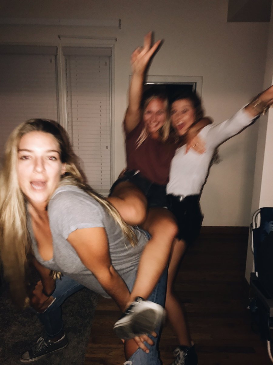 cnscammonxoxo's tweet photo. and happy bff day to the best people that apu gave me !! I love u allllllll https://t.co/YQ0SiqAeGe