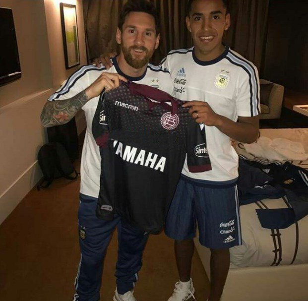 Pulga Granate! José Luis Gómez posó junto a Messi y la camiseta de Lanús en  Melbourne.