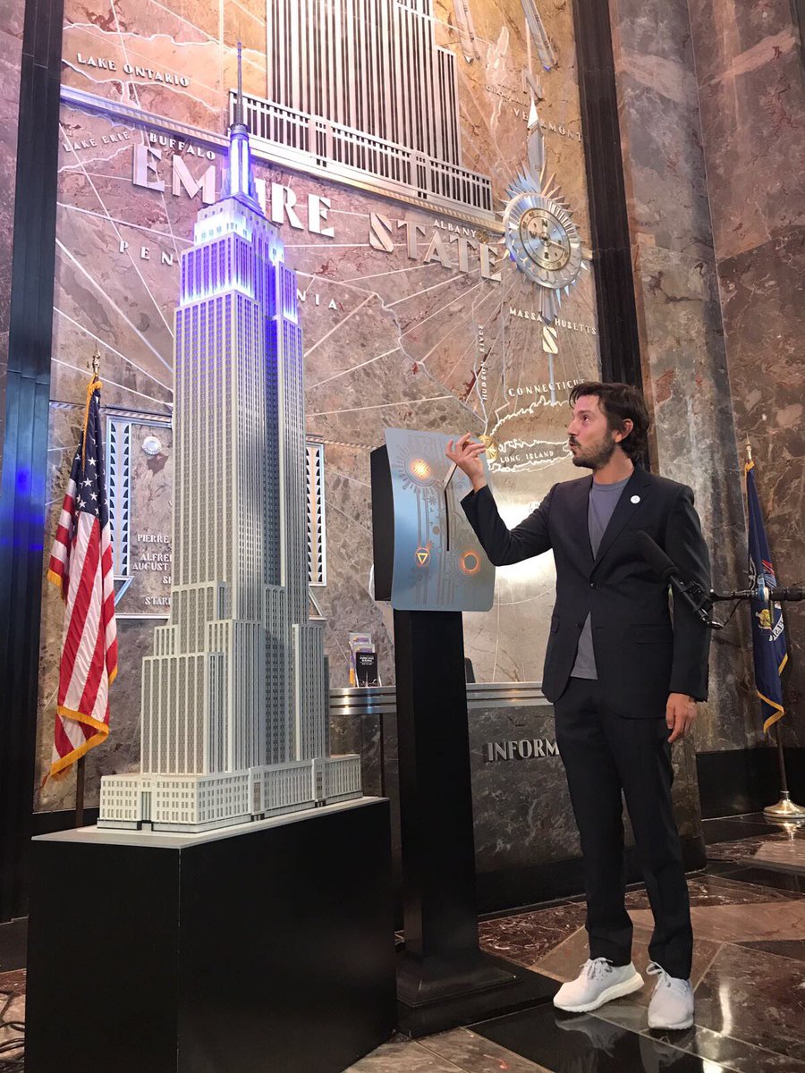 GlobalGoalsUN's tweet photo. The @EmpireStateBldg will be lit blue for #WorldOceansDay tonight. Thanks to @diegoluna_ for doing the honors! #SaveOurOcean https://t.co/HbGfLStkSc