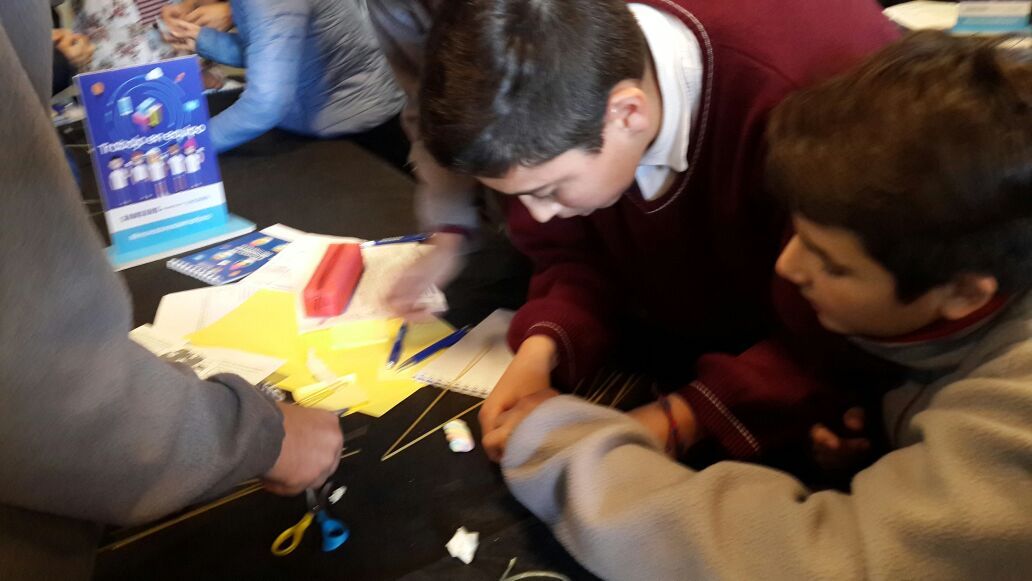 CCRTIC's tweet photo. Estudiantes y docentes generando ideas poderosas q aporten Soluciones para el Futuro de todos #SpFCba San Francisco https://t.co/164UdJur9l